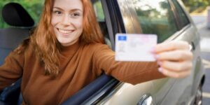 Driving license at 17 years old, higher fines and overtaking on the right on the motorway: what could change with the new Highway Code
