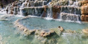 You don’t have to fly to Iceland: 7 spectacular natural spas (even free) in Italy