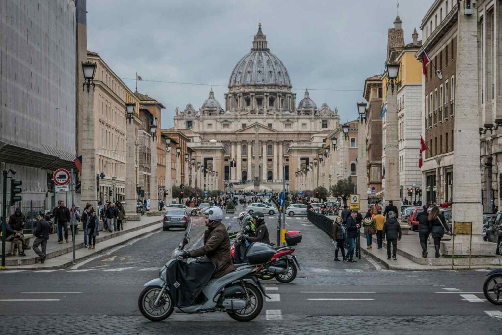 Traffic Rome Out of control traffic in Rome: do you often travel these roads? They ...