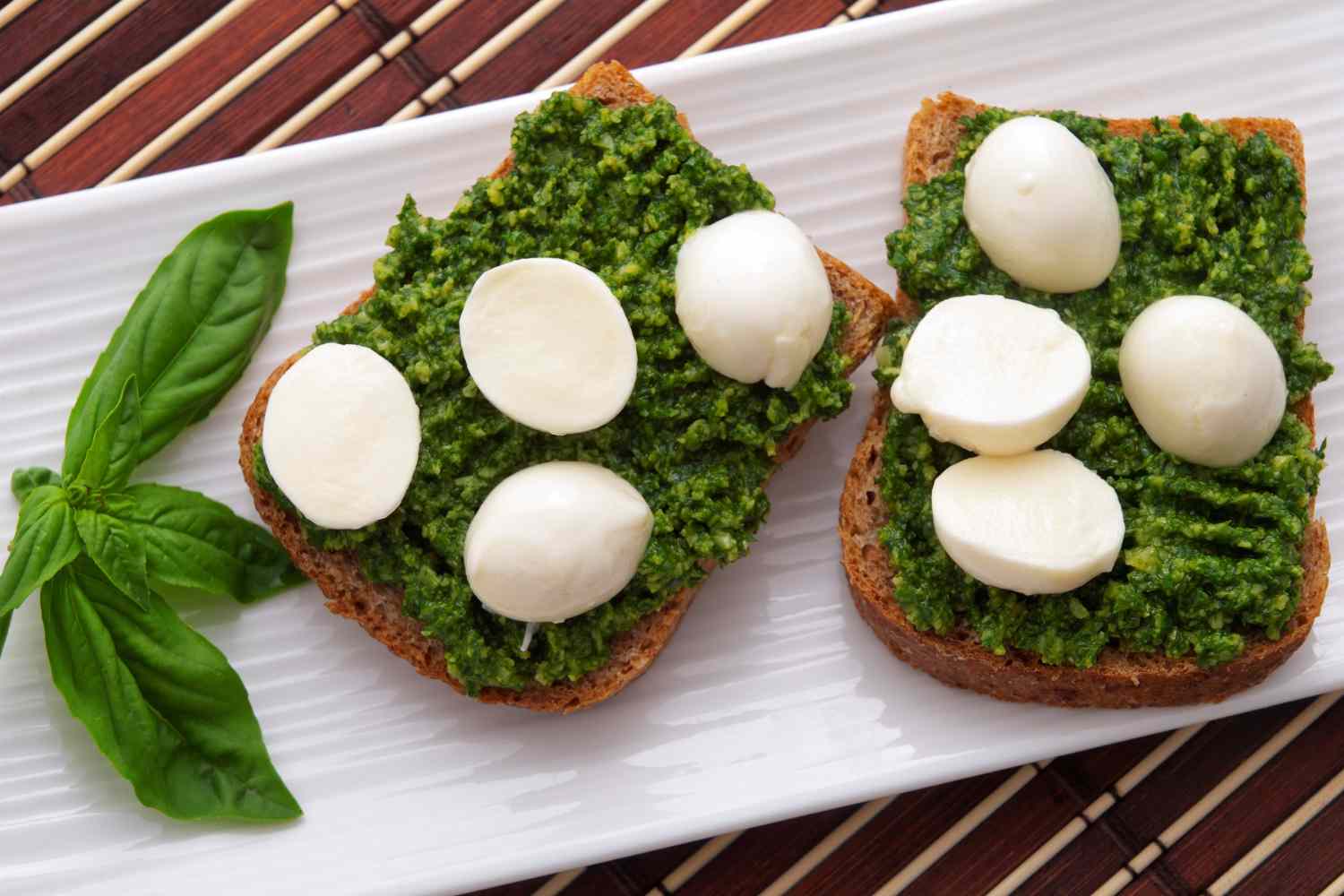 Mozzarella and pesto sandwich