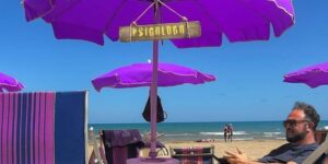 “The Psychologist on the Beach” is back: free meetings under the umbrella (and under the stars) to break down taboos on mental health