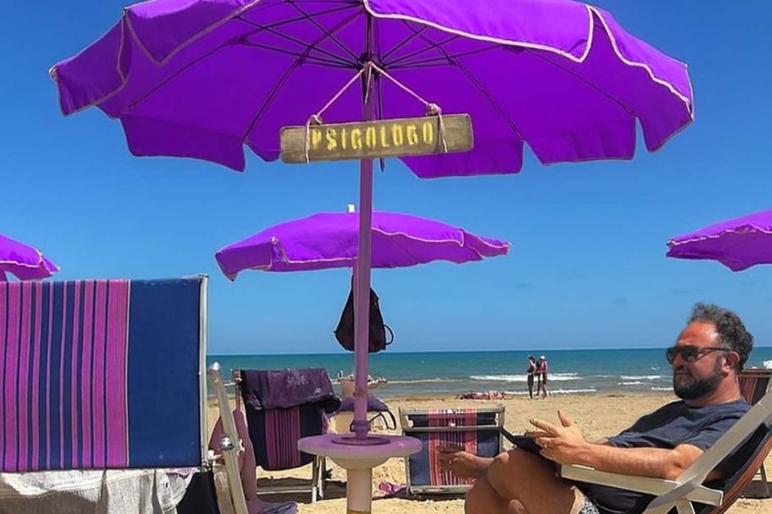 Psicologo sotto ombrellone