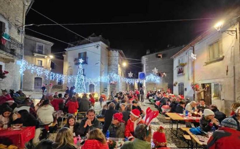 In this Borgo Abruzzese is already very cold and the "Summer Christmas" is celebrated (with decorated tree and lights)