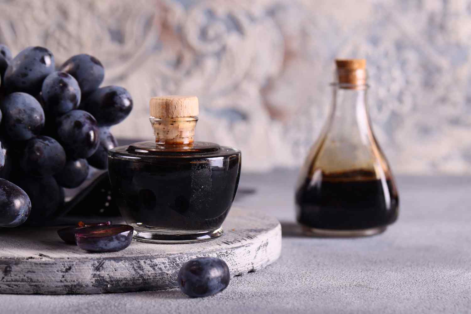 Balsamic vinegar glaze: do you really know what it is and what contains? All the truth behind the sweet black casting