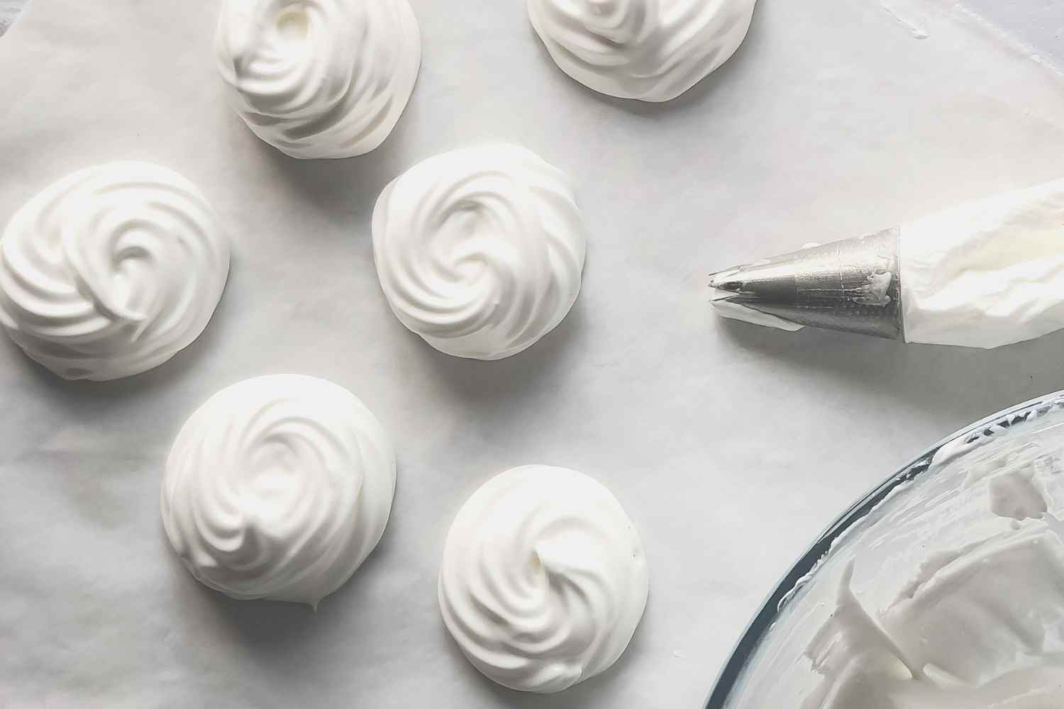 How to make perfect meringues without eggs: the secret is in the aquafaba