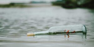 “Dear grandfather, I never met you, my mother tells me about you”: the sea returns the letter from a little girl kept in a bottle