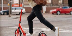 Electric scooters, everything changes: the obligation to have a license plate and insurance comes into play, how much they cost and the expected fines