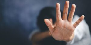 Violence against women, “those who suffer as a child are more exposed later”: the report that investigates the link between childhood and adulthood