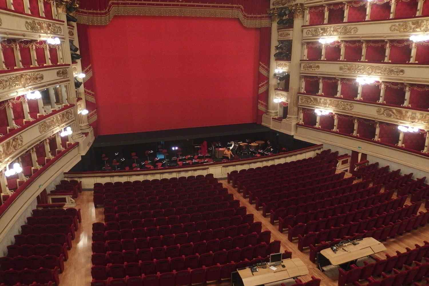 Milano,_Teatro_alla_Scala,_interior_01 (1)