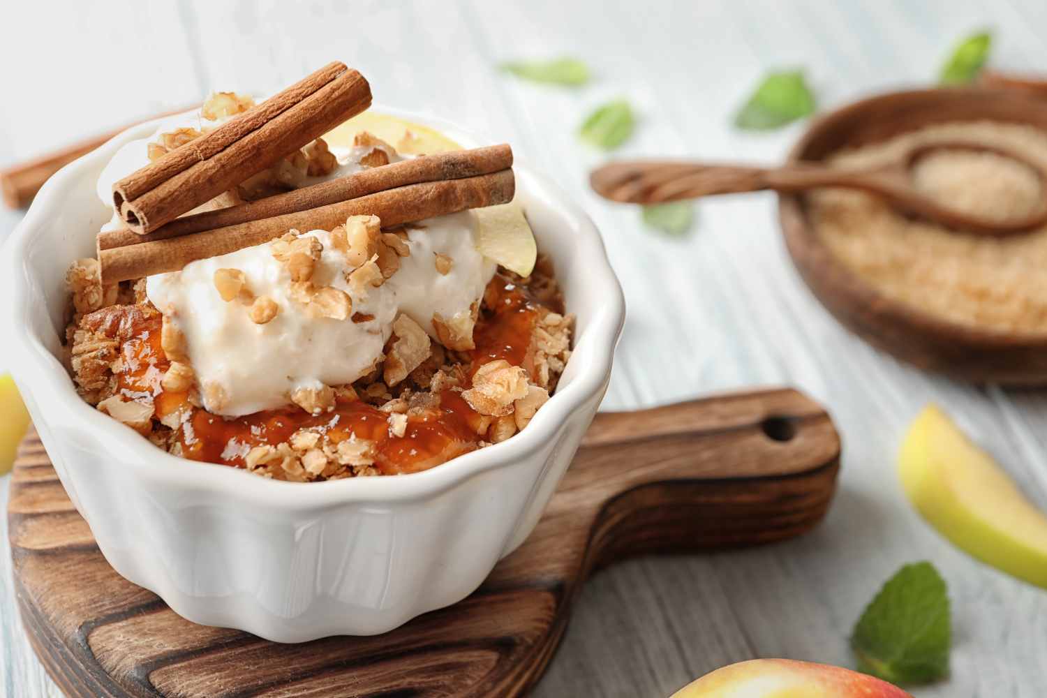 apple crumble with cinnamon