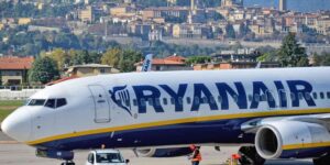 Ryanair cuts thousands of winter flights in Europe: this is why plane tickets risk costing more