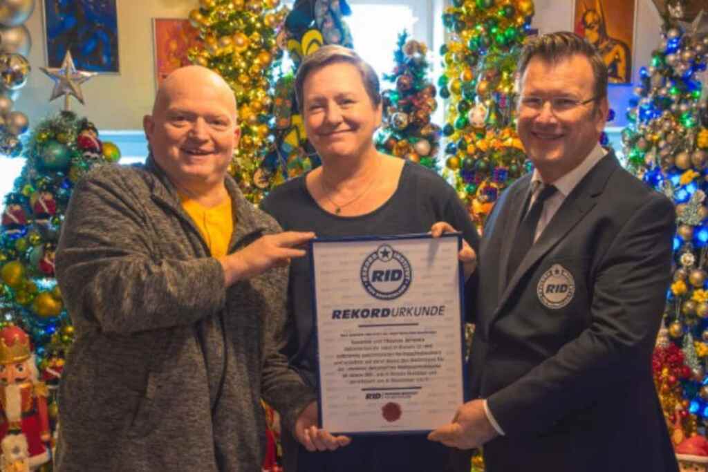 621 Christmas trees: this couple's house breaks the record with its decorations
