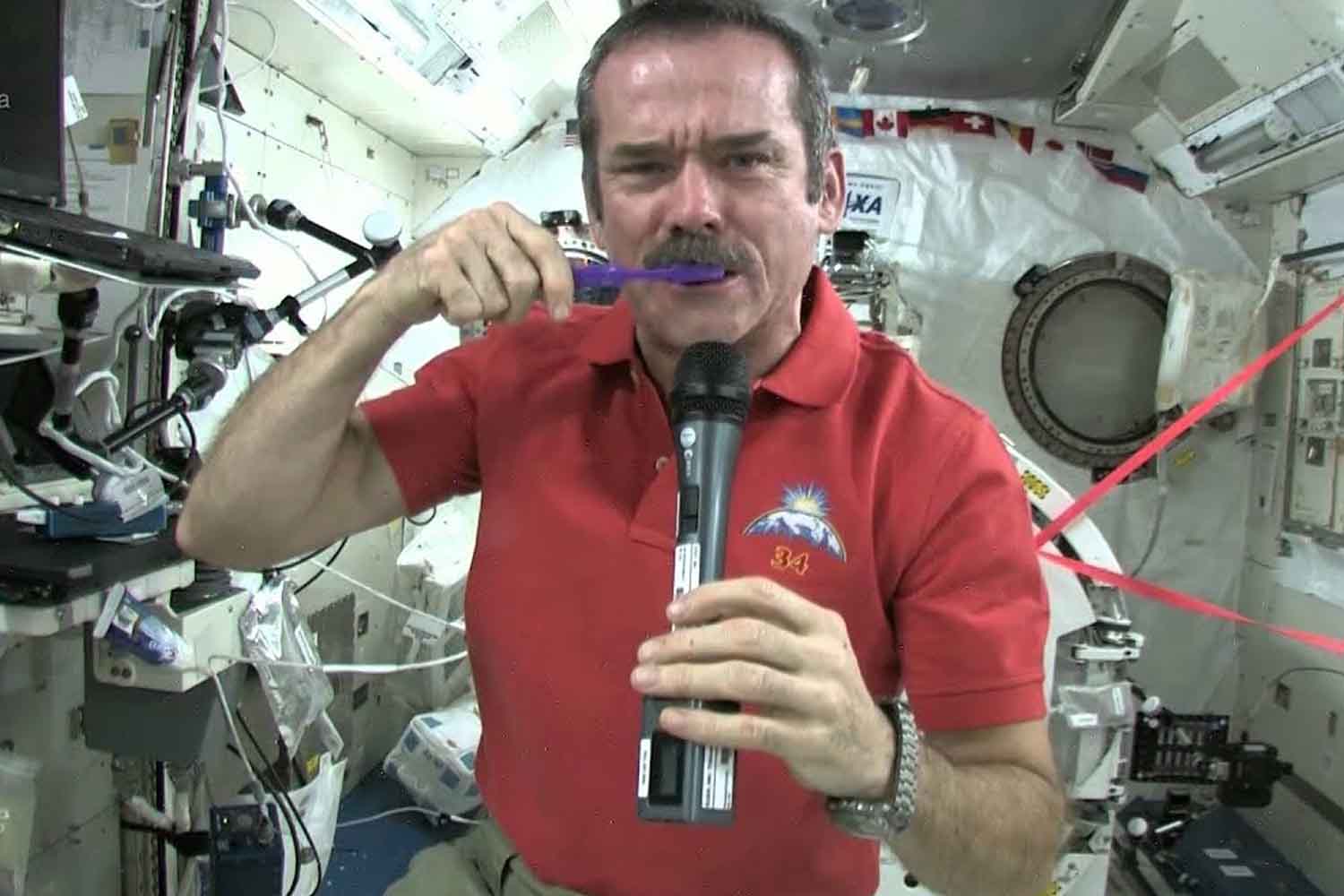 lavarsi i denti nello spazio