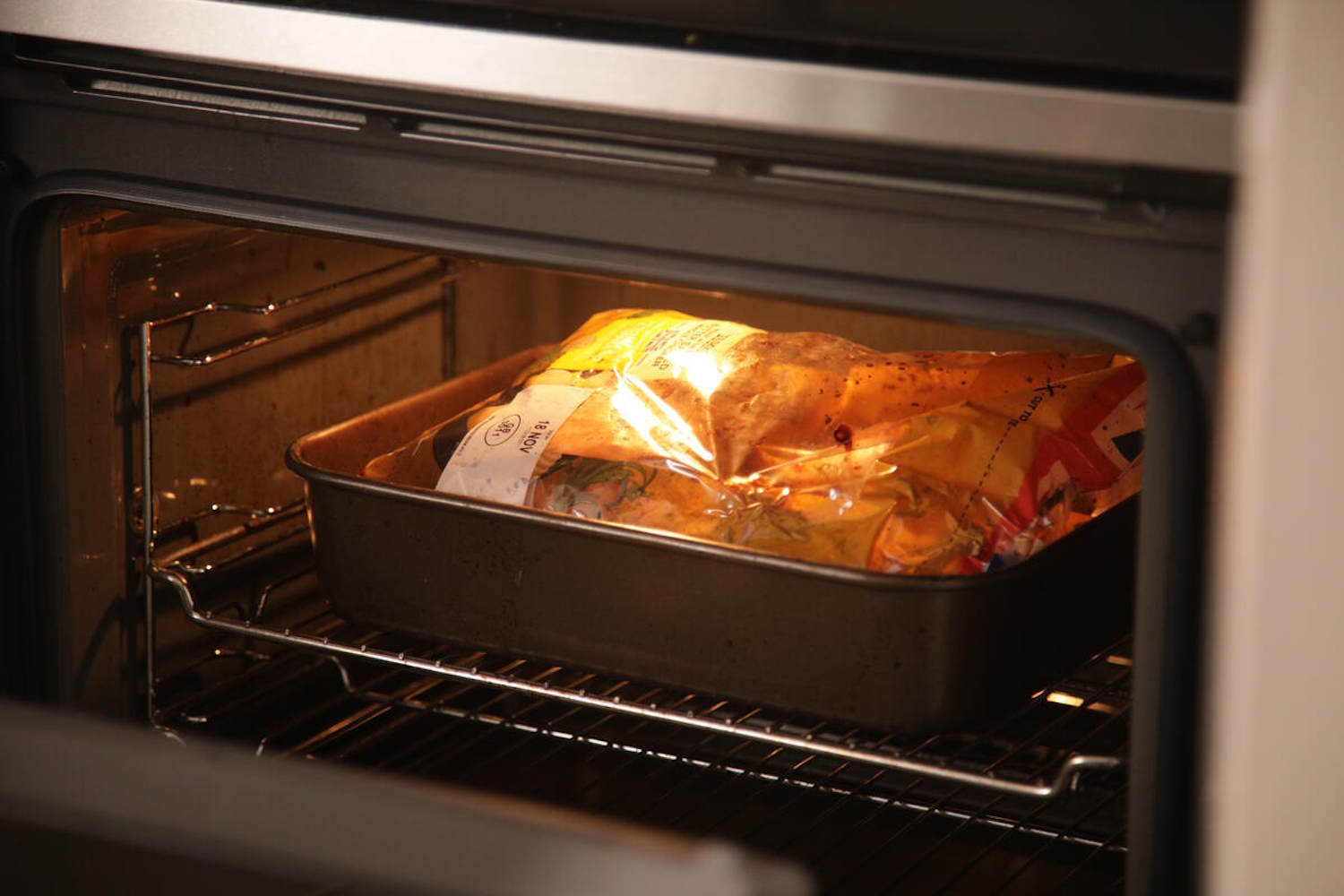 Do you reheat ready-made foods in the oven or microwave? Here are the invisible risks hidden in plastic containers