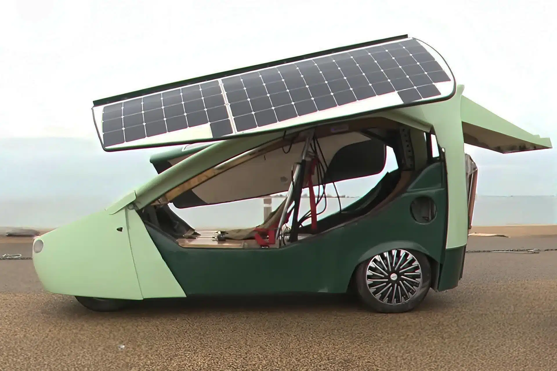 Here is the Scaramobile, the quadricycle without a steering wheel powered only by adjustable solar panels