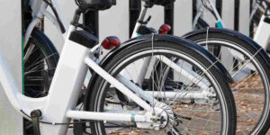 The “Bici velox” arrives: fines of up to 15 thousand euros for souped-up e-bikes that speed like scooters in this city
