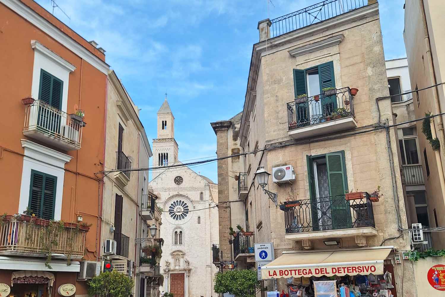 We were in Bari in the wonderful old city and we take you to discover the locations of the TV series "Guerrieri" with Gassmann