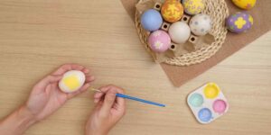 Colored Easter eggs with ingredients you already have in your kitchen: the natural method you didn’t know about