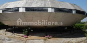 A stone’s throw from Rome, the UFO-shaped house is for sale
