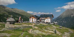 AAA looking for volunteers for a free month in a refuge in the Stelvio Park at more than 2000 meters (with food and reimbursement of expenses): how to apply