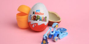 Do you know why the Kinder egg is banned in the United States? Here’s the reason and everything you didn’t know about the dessert most loved by children
