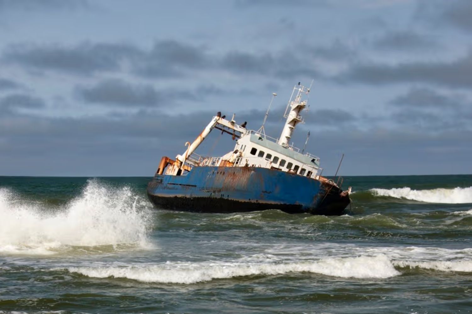 Suspicious sinkings and radioactive waste in the Mediterranean: I'll tell you about the mystery of the "disposable ships"