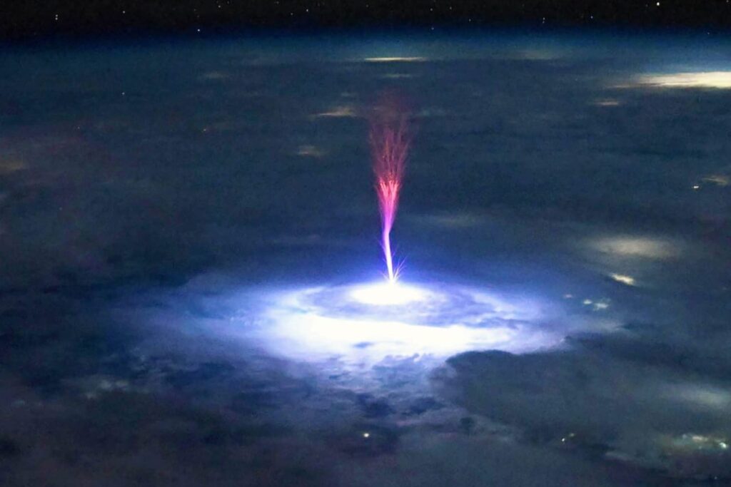 NASA photographed mysterious red sprites from space: red lightning ...