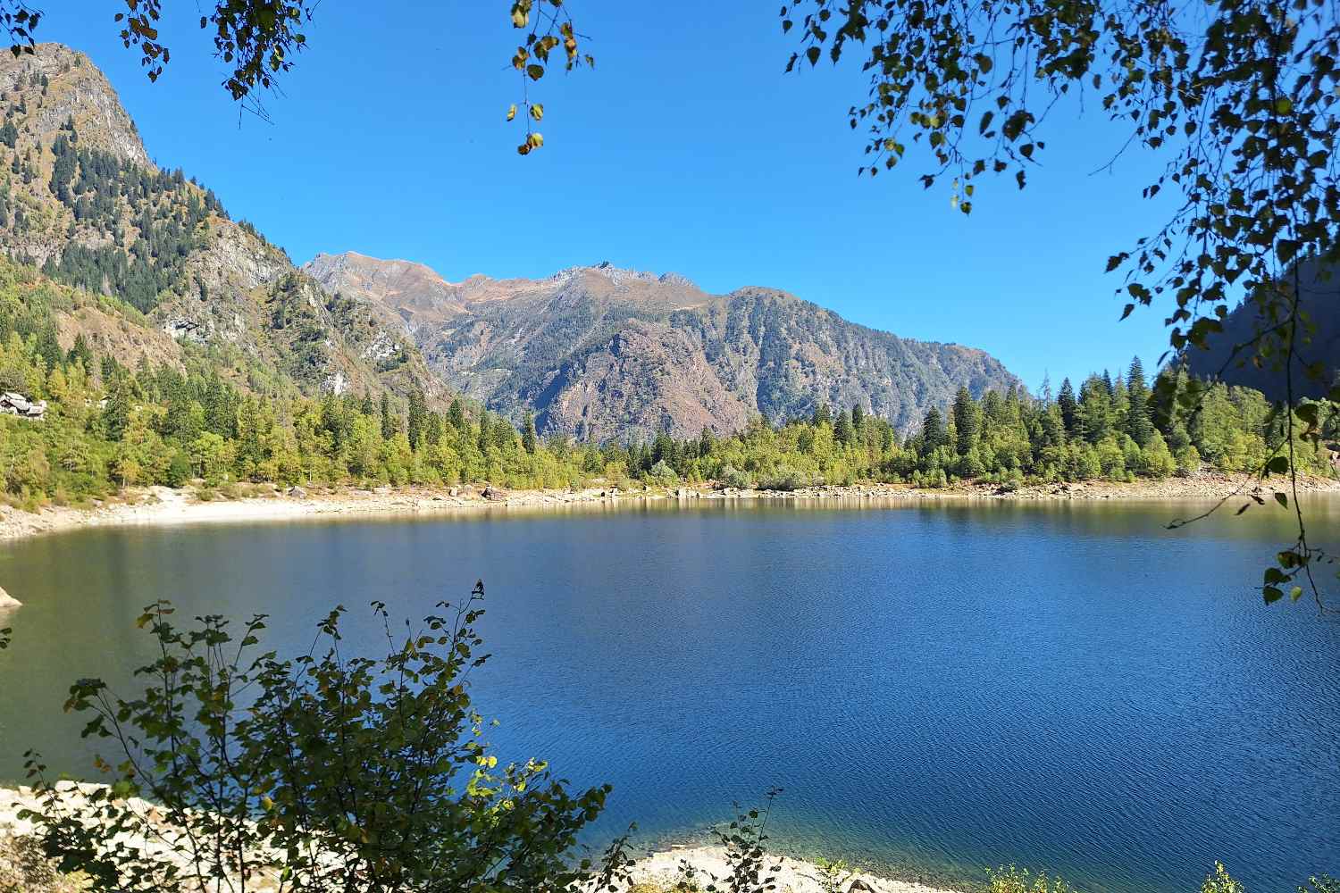 In Piedmont there is a spectacular lake that changes color with every step: I'll take you on the panoramic circular path where you also have to cross a waterfall