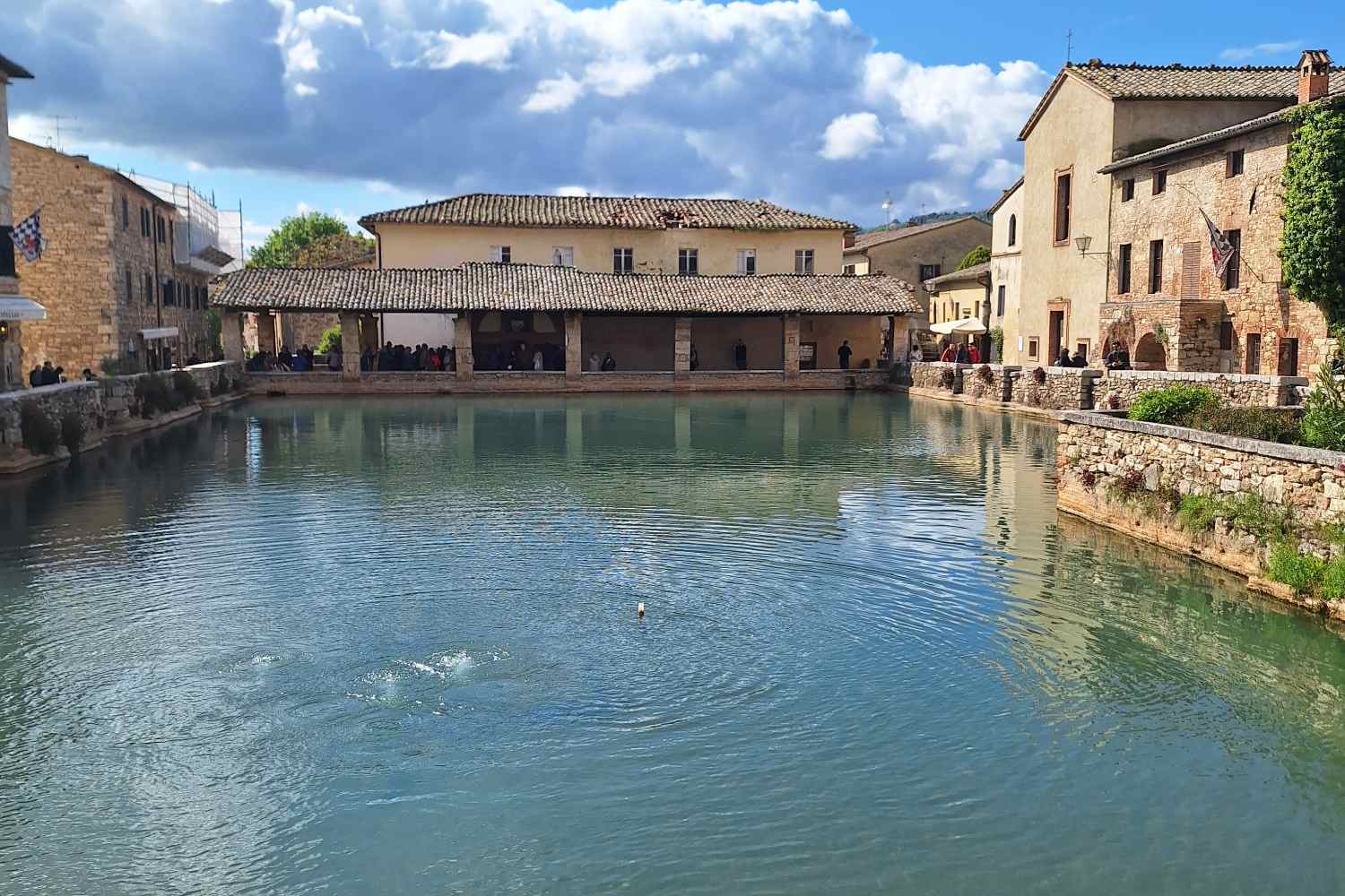 I'll take you to Bagno Vignoni, the unmissable Tuscan village that instead of a square has a pool of thermal water that flows at 49 degrees