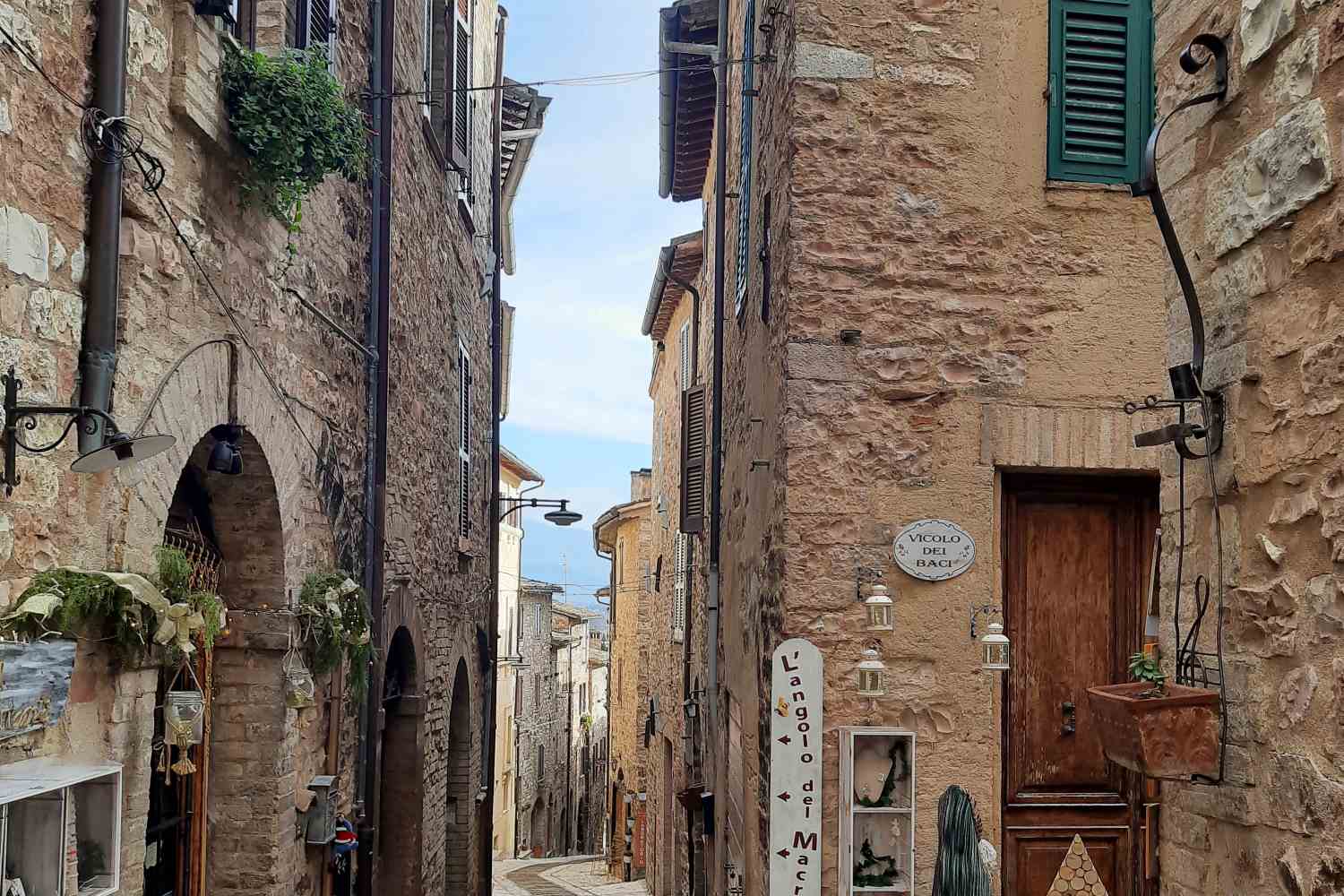 I'll take you to the magic of Spello, the Umbrian village of the Infiorata (and you'll fall in love with the alleys full of colors and scents)