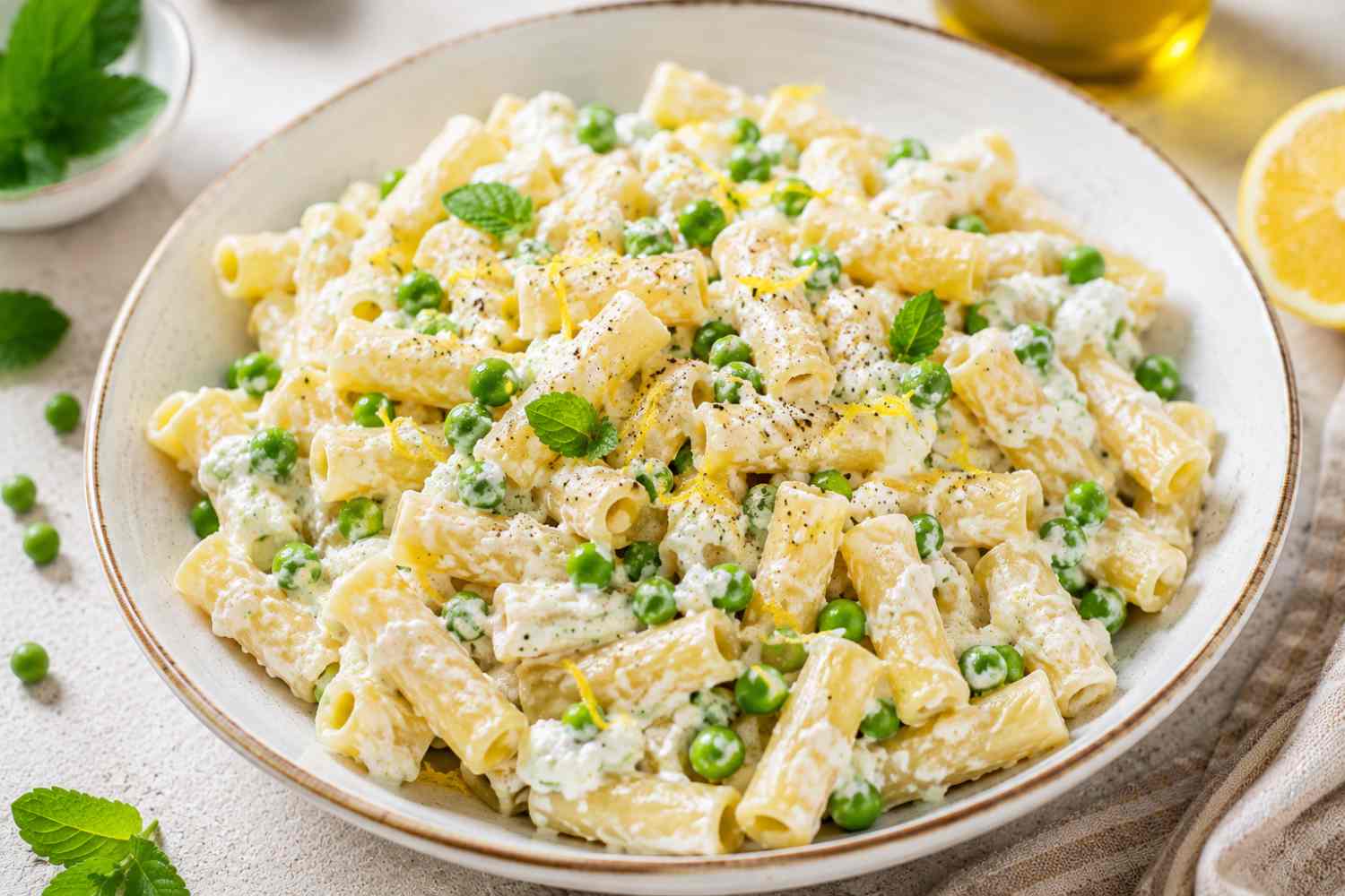 Cold pasta with ricotta cream, peas and lemon