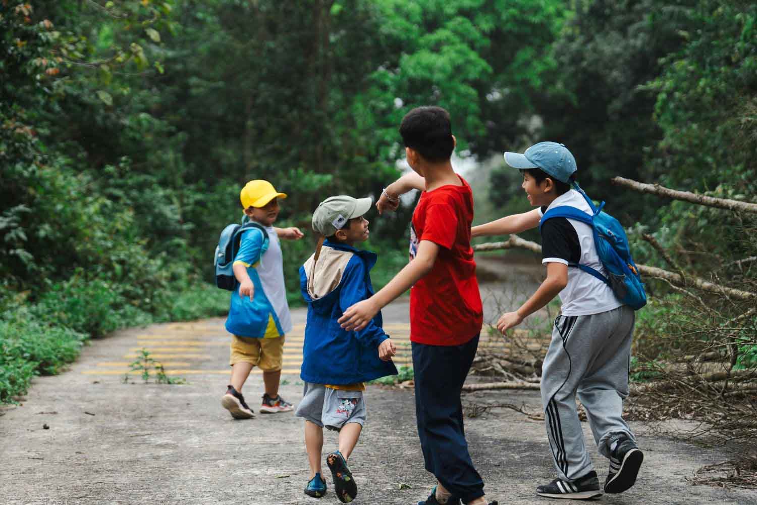 bambini che camminano
