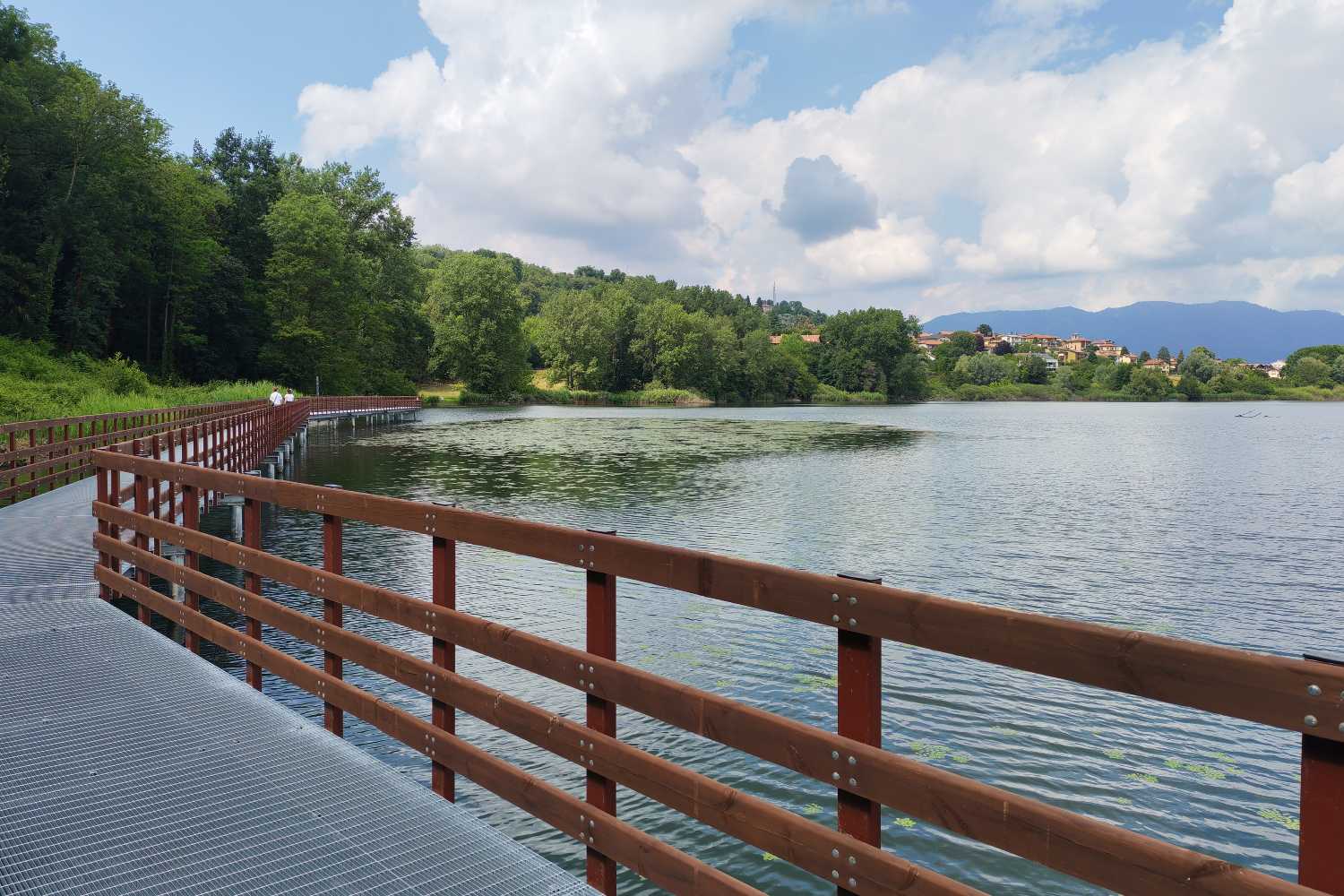I was cycling on the cycle/pedestrian path of Lake Comabbio with a breathtaking walkway suspended over the water (and a Giant Bench)