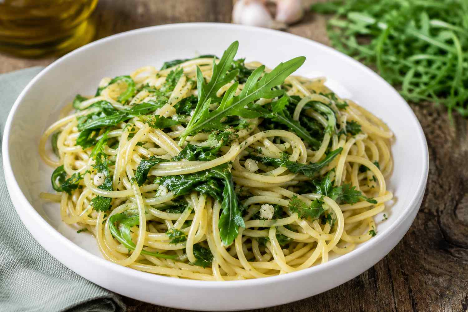 spaghetti with garlic, oil and rocket