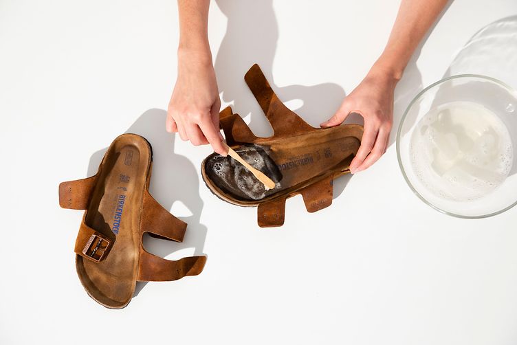 How to clean sandals with cork footbeds (Birkenstock type)? All the tricks for washing them without making them harden