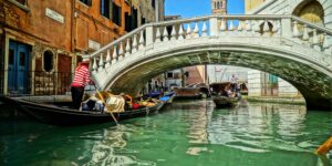 It is not Rome, nor Florence: the Italian city with the most bridges has 435 and is unique in the world