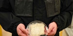 This jacket is capable of extracting water from the air: it turns moisture into almost a drinkable liter per day