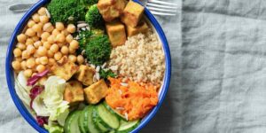 7 vegetarian lunches rich in protein that fill you up for a long time and help avoid the afternoon energy drop