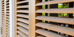 Extreme heat: is it better to close the shutters completely or leave the shutters ajar?
