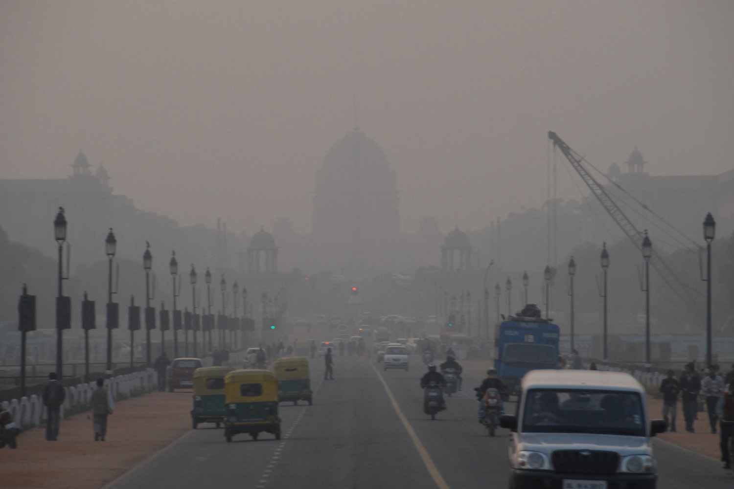 Incentives for those who switch to electric cars and thousands of new charging points: Delhi's plan to fight smog
