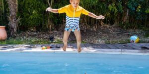 The anti-flood t-shirt that keeps children’s heads out of the water