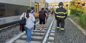 Train hits two buffaloes and derails near Rome, no one injured among the 450 passengers, but railway traffic in haywire