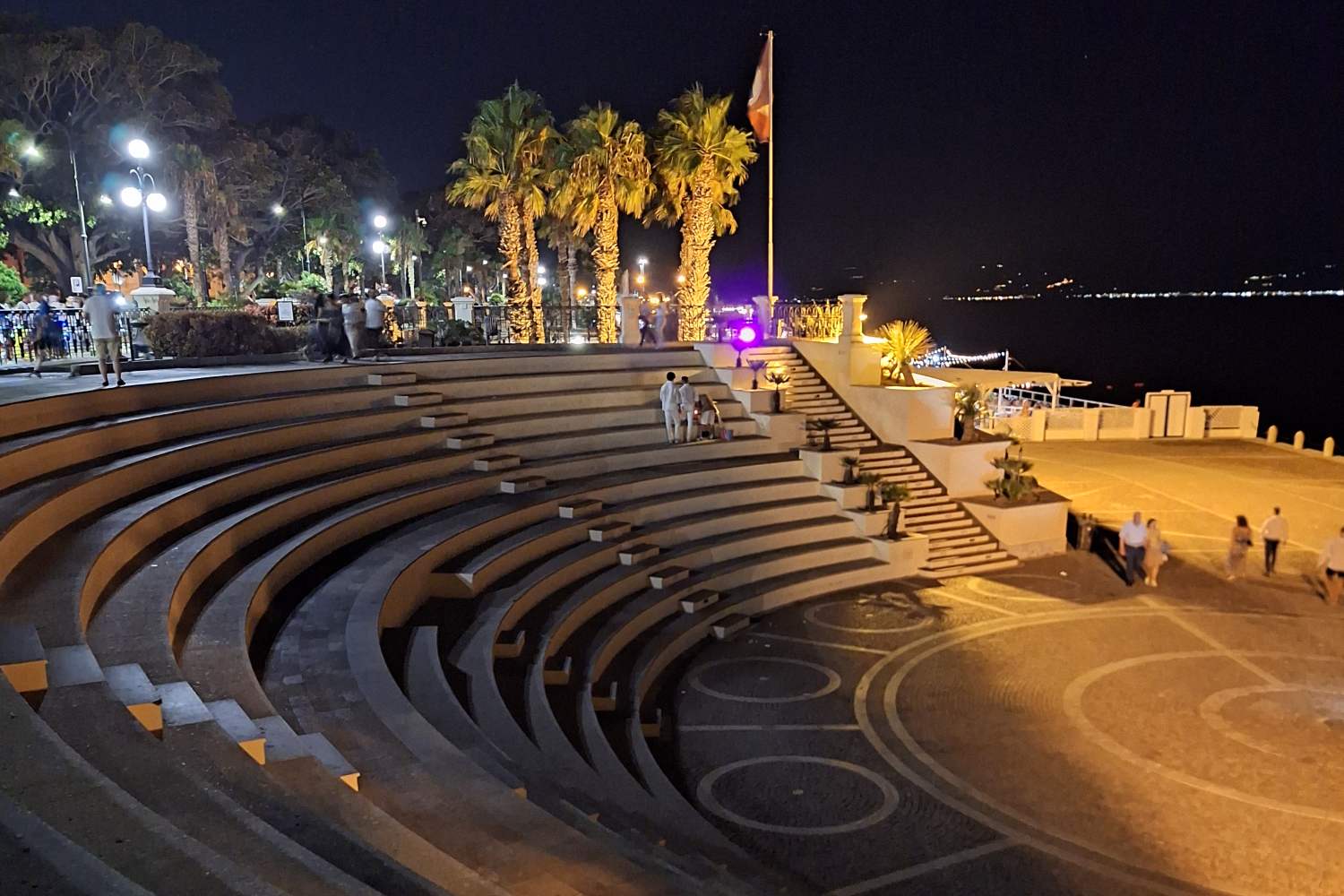 I'll explain to you why you have to stop one evening in Reggio Calabria on the seafront (and don't miss the most beautiful km in Italy under the stars)