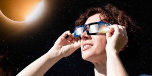 Solar eclipse of August 12, 2026: which glasses to choose to observe it safely from Italy (no, the ones used in 1999 are not good)