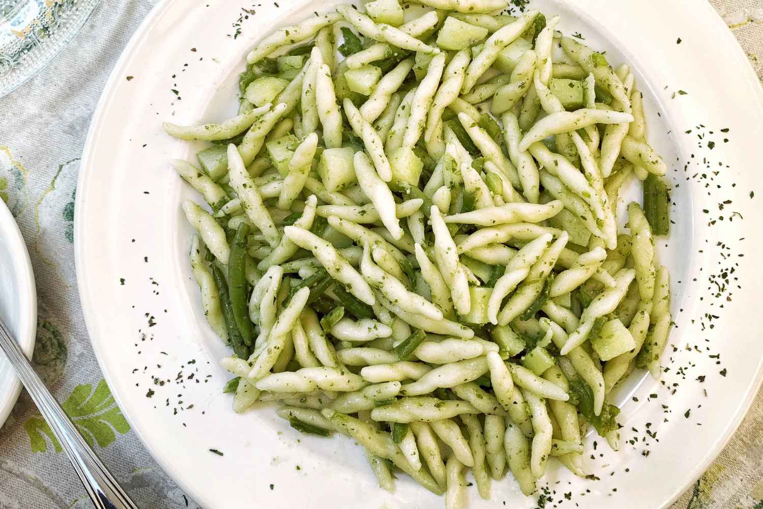 Cold pasta with green beans, potatoes and pesto