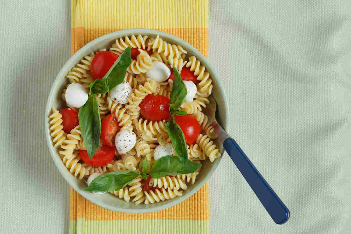 cold pasta with tomatoes and basil