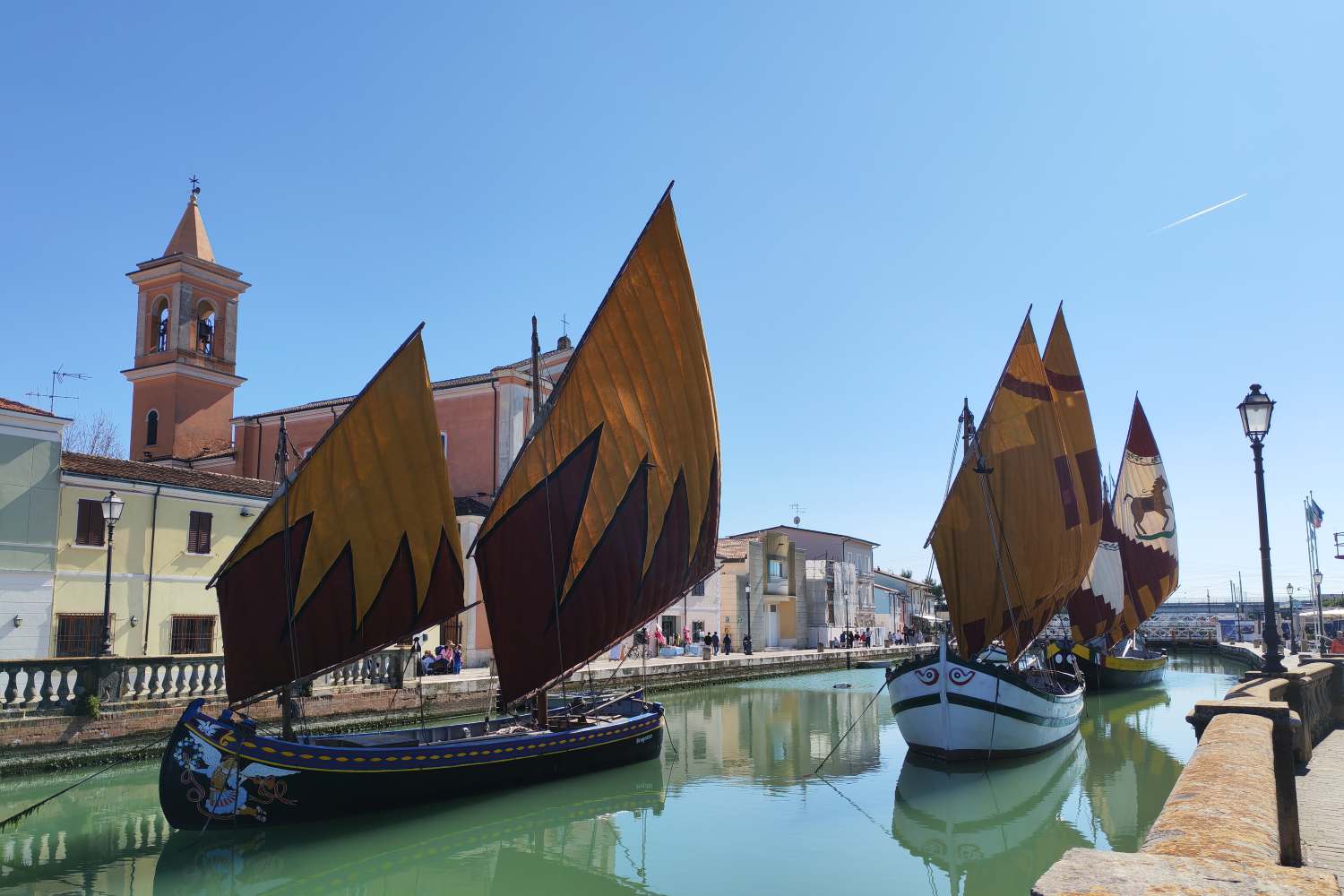 Cervia and Cesenatico, the twins of the Romagna coast: because you can't miss the magnificent historic boats with enormous colored sails