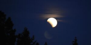 The splendid Sturgeon Lunar Eclipse will also be visible in Italy: here’s when and how to admire it
