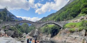 Indigo-colored waters and natural pools: I’ll take you with me to Val Verzasca on its adrenaline-filled Ponte dei Salti