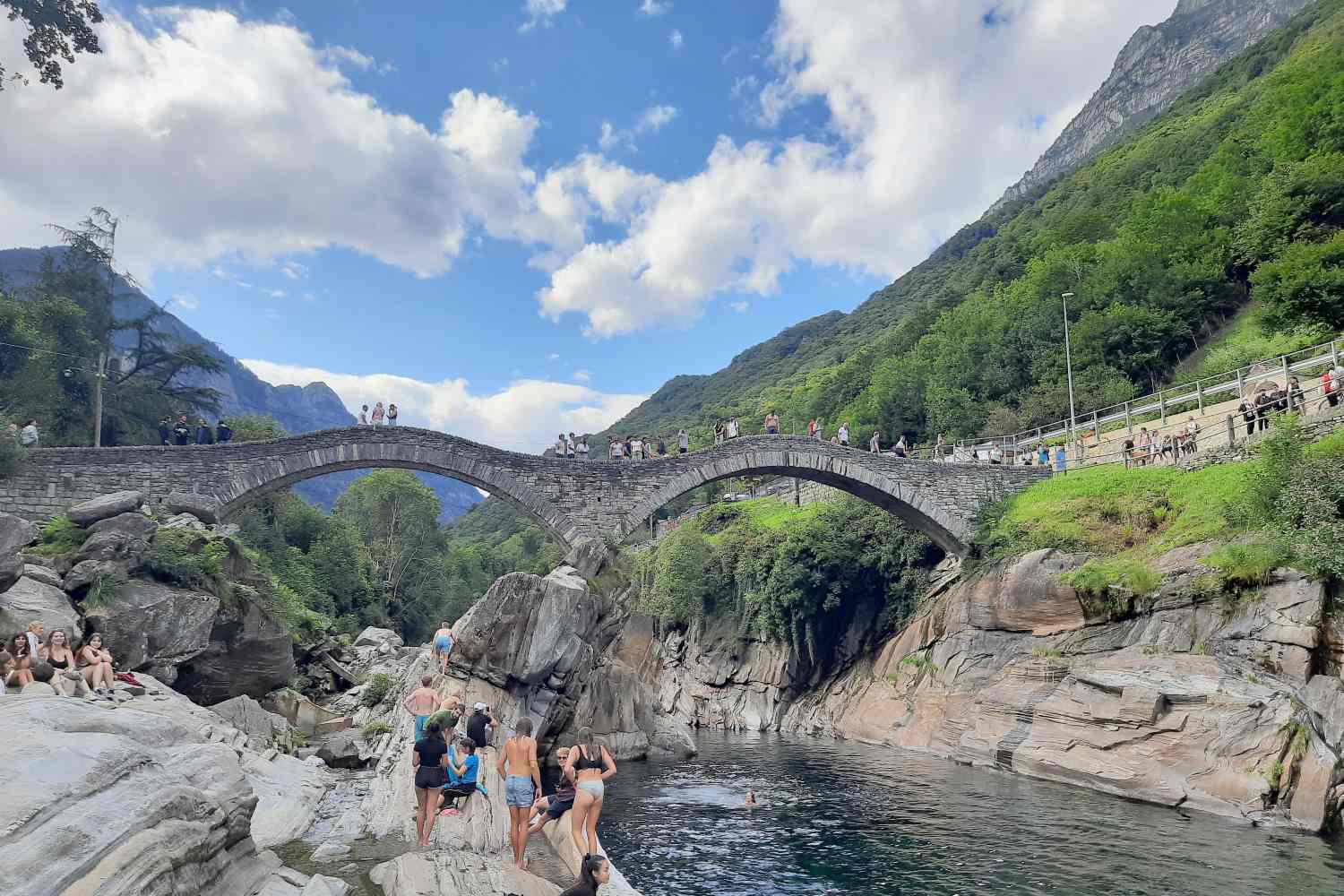 Indigo-colored waters and natural pools: I'll take you with me to Val Verzasca on its adrenaline-filled Ponte dei Salti